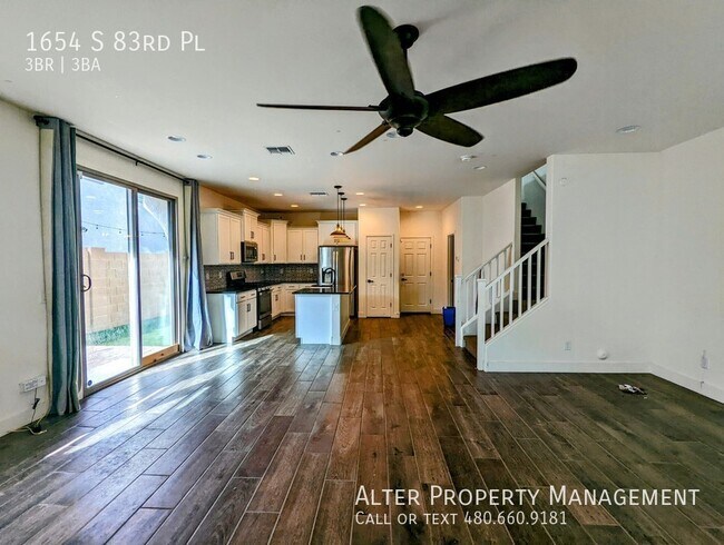 Foto del edificio - Gorgeous 3 bed/2.5 Bath Newer East Mesa Home