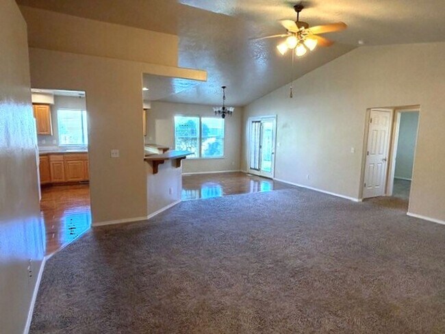 Foto del edificio - Beautiful and spacious 3 bed 2 bath home in Meridian just off Ten Mile and W Pine Ave