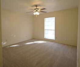 Building Photo - 5327 Karenbeth Dr