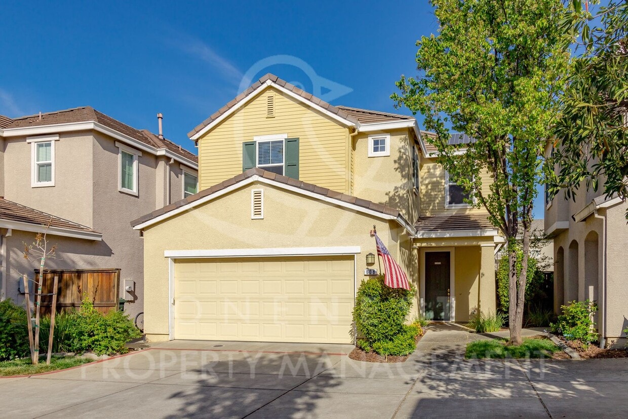 Primary Photo - 2 Bedroom 2.5 Bath Single-Family patio hom...