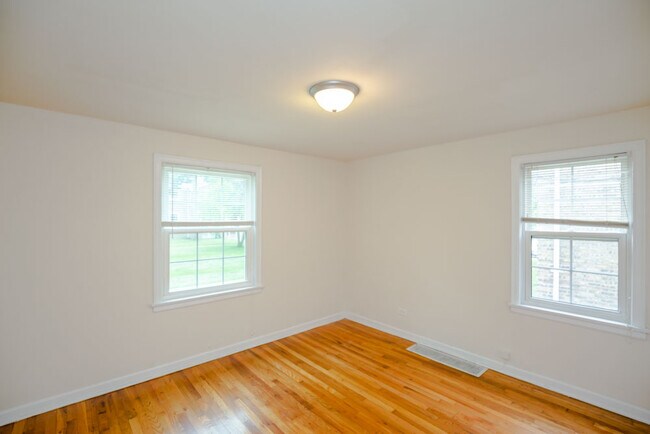 Building Photo - 3D and Video Tour Attached! Fantastic and ...