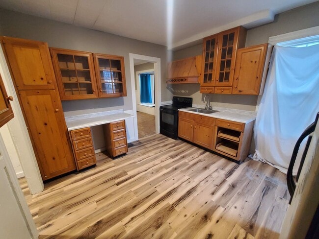 Foto del edificio - Large Single Family House Available Soon 3 Bed 1.5 Bath close to 490