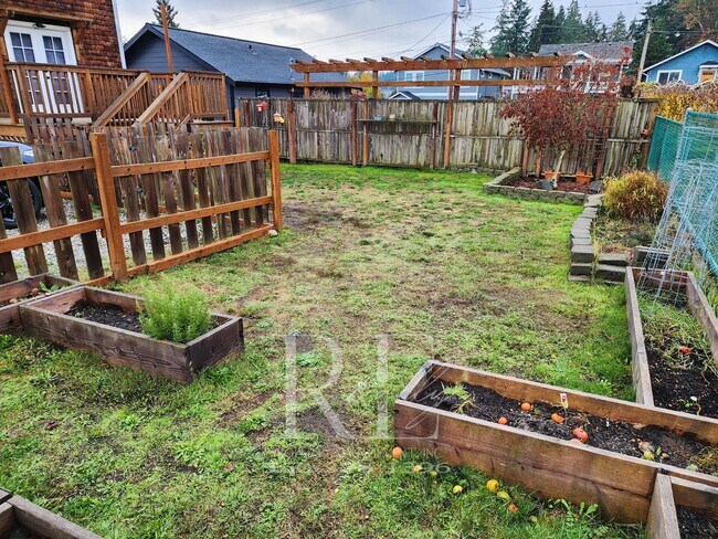 Foto del edificio - HUGE Garage w/ 2Bd Home