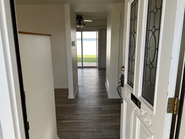 Walk In to entry - 4861 Hilo Cir