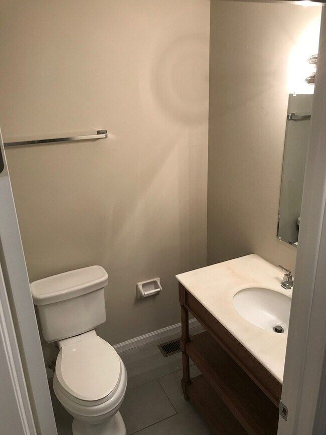 Foto del edificio - 3 bed 2 full bath home located on the east...
