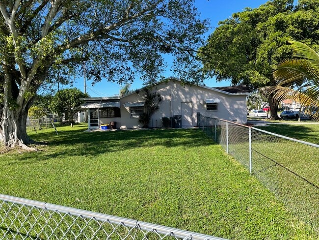 Building Photo - 9044 SW 1st Dr