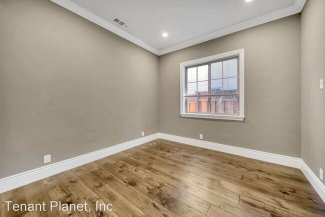 Building Photo - 5 br, 5.5 bath House - 1570 Keesling Ave
