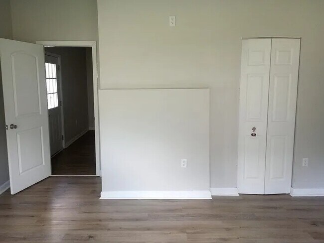 Building Photo - 3 Bedroom 2 Bathroom