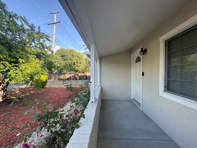 Building Photo - 2704 Crescent Dr