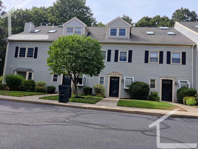 Building Photo - Great Condo-Style 2.5 bedroom Available Feb 1, 2026