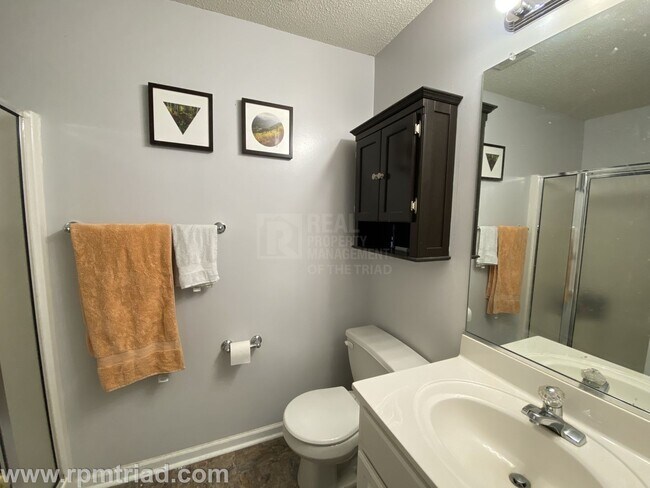 Foto del edificio - Beautifully Updated 2BR/2BA Gated Condo in...