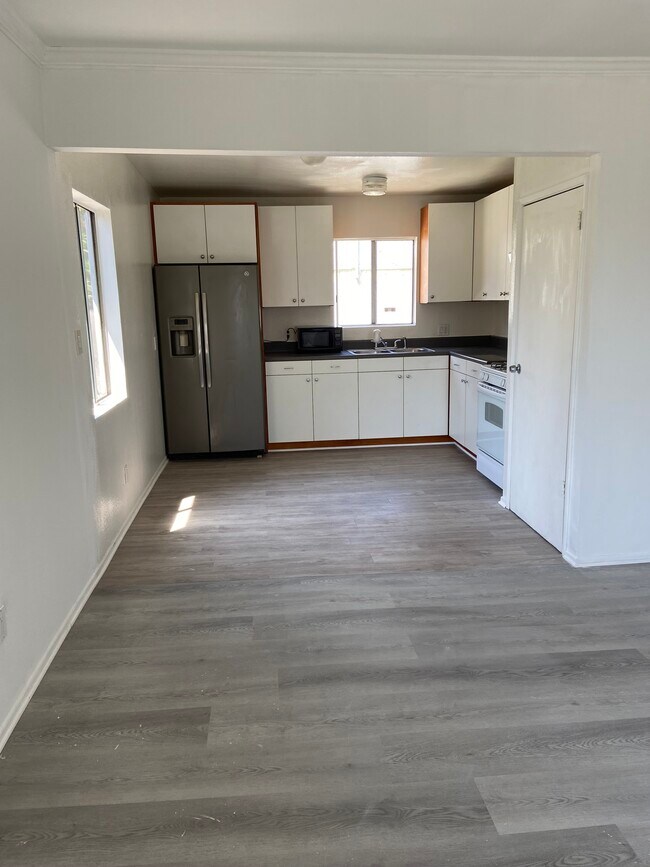 Living room and kitchen - 1156 N Chicago St