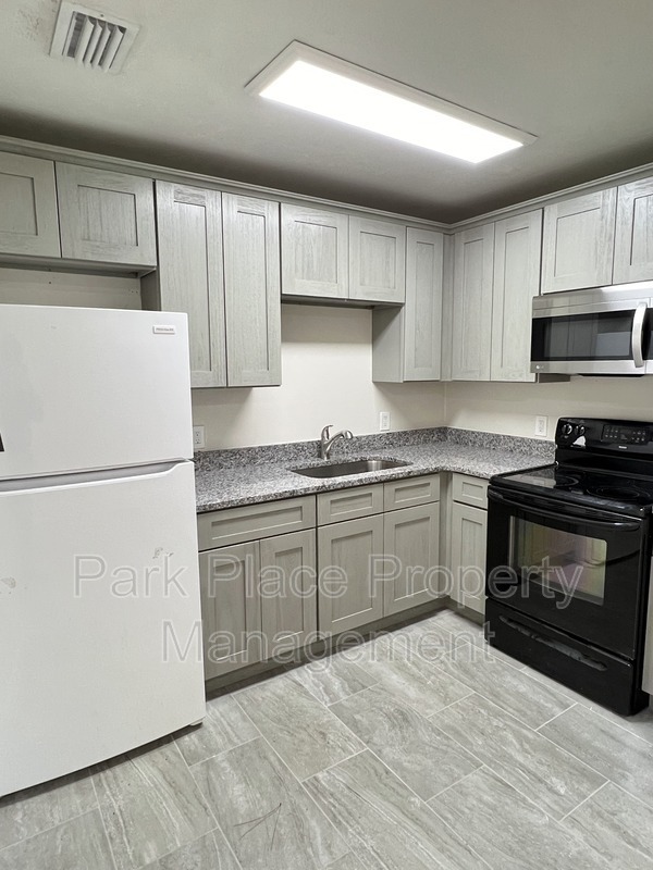 Building Photo - 7210 SW 45th Pl