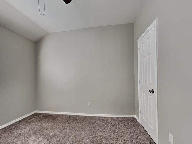 Foto del edificio - 1043 Springhill Dr