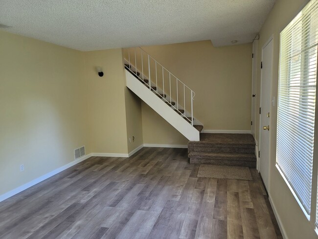 Foto del edificio - CONDO FOR RENT!