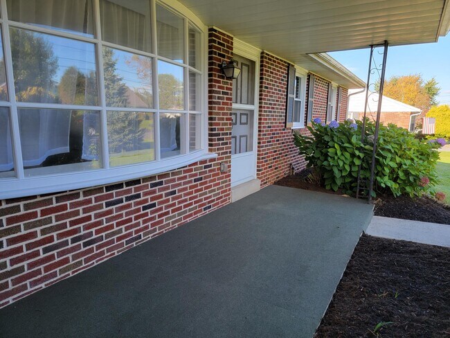 Building Photo - 1174 Rose Ave