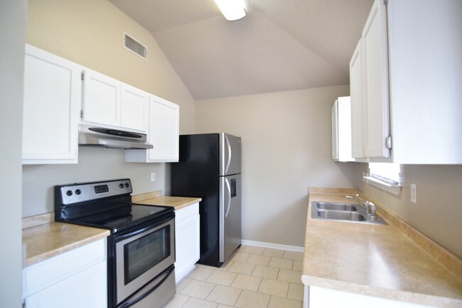 Building Photo - 2711 Woodlands Dr