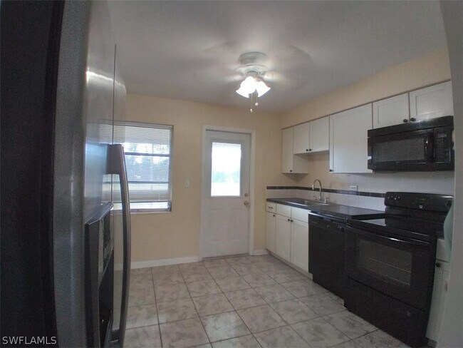 Building Photo - 4818 Palm Tree Dr