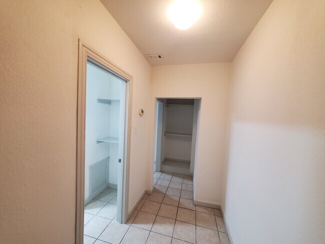 Building Photo - 1327 Englewood Rd