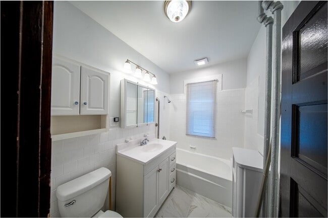 Building Photo - 489 Medford St