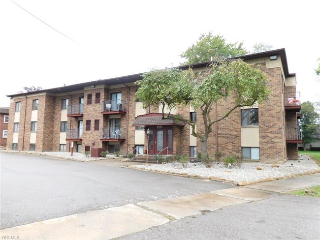 Building Photo - 1860 Mahoning Ct NW