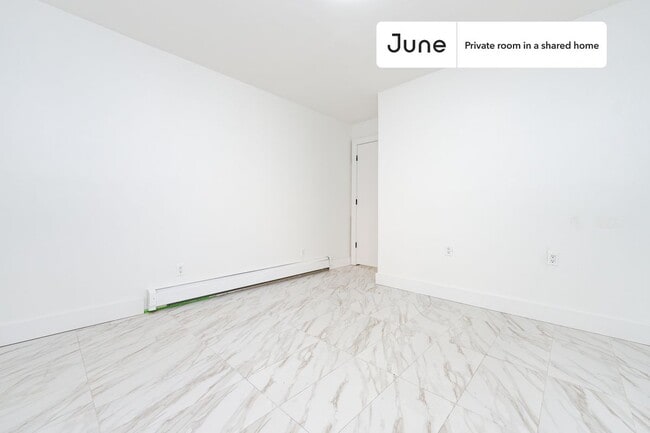 Building Photo - Private bedroom in 3 bed/1 bath Home