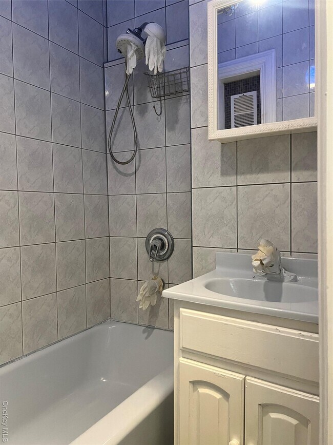 Foto del edificio - 102 Kingston Ave