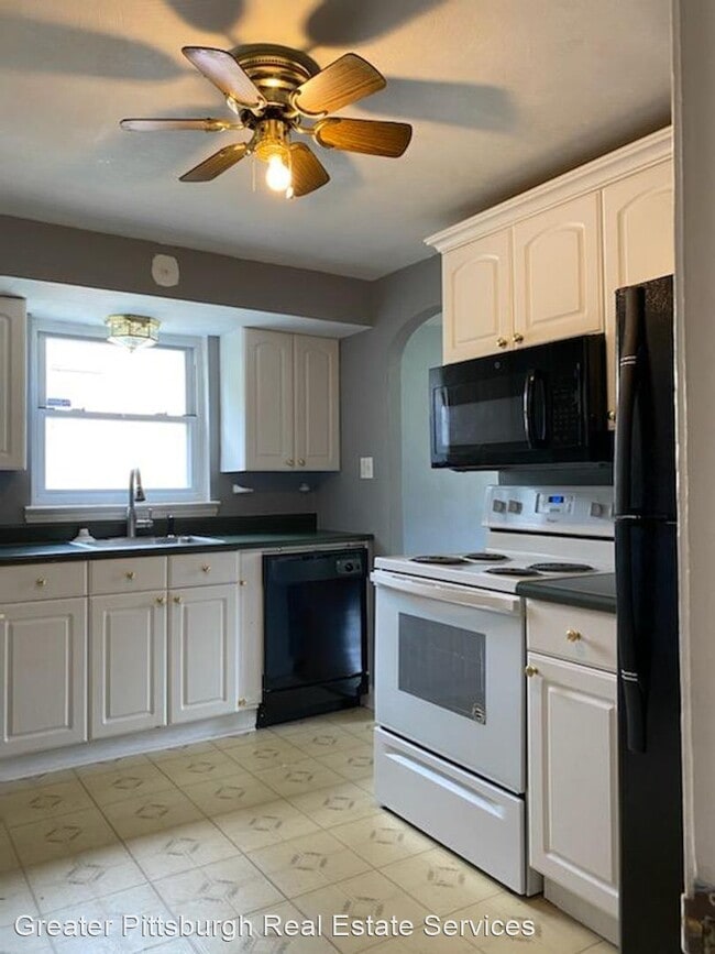 Building Photo - 3 br, 1.5 bath House - 624 Macfarlane Dr.