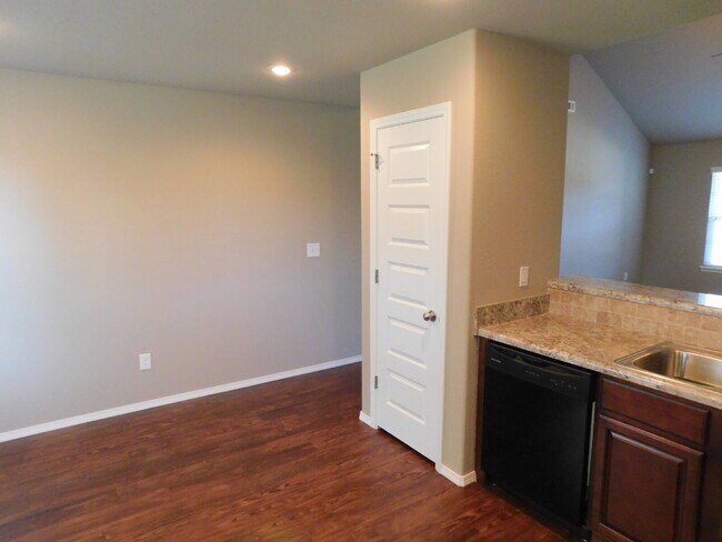 Building Photo - "Charming 3-Bed Retreat with Granite Touches & Gleaming Hardwood Floors in Fayetteville"