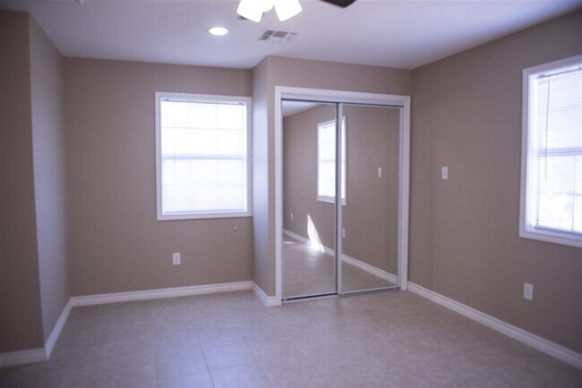 Foto del edificio - 420 E Saunders St