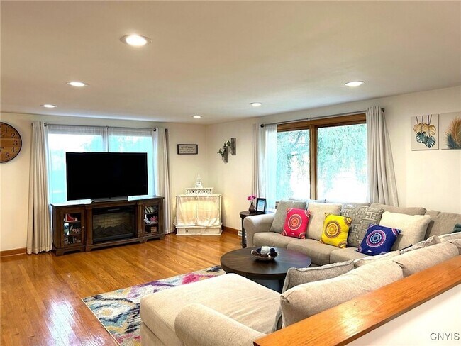 Foto del edificio - 302 Oakridge Dr