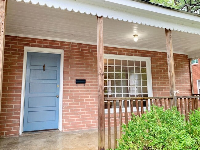 Photo - 3 Bedrooms 2 Bathrooms with fenced in back... House