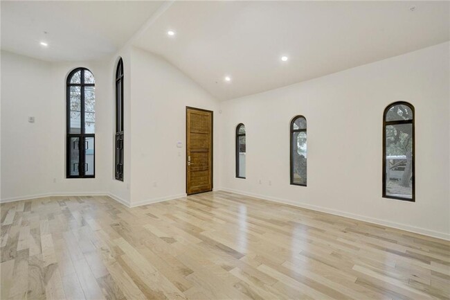 Building Photo - 211 W Johanna St