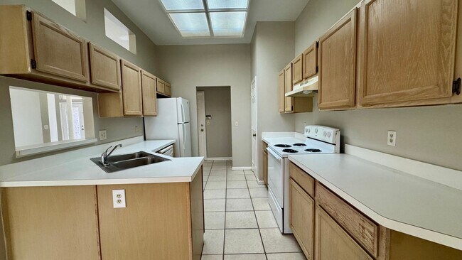 Foto del edificio - Bright & Spacious Home with 2 Car Attached...