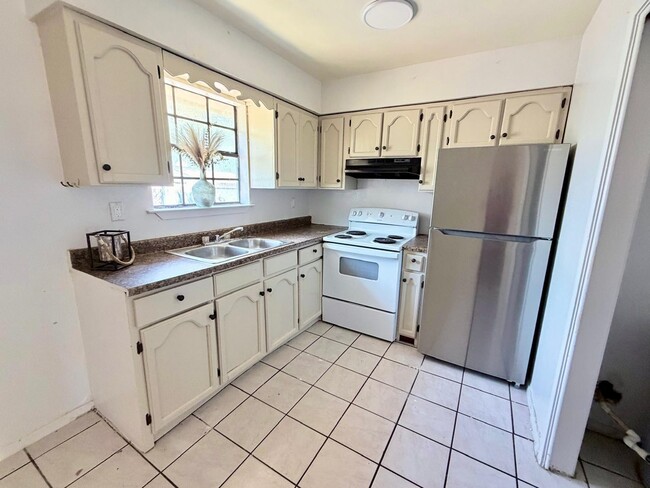 Building Photo - 2620 Barrios St