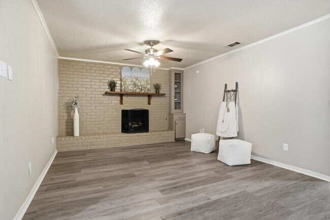 Building Photo - Gorgeous Two Bedroom, Two Bathroom Duplex in West Fort Worth