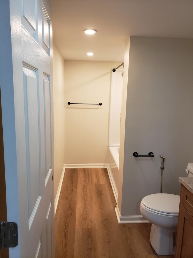 Building Photo - 1053 Pine Tree Dr