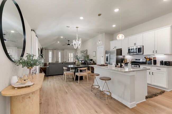 Foto del edificio - 4949 Perennial Ln