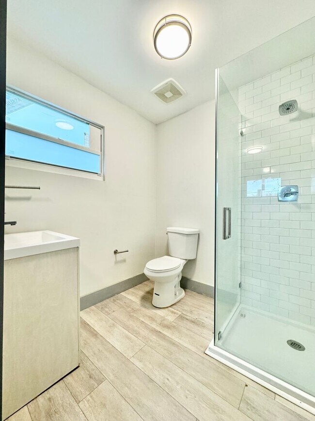 Building Photo - Fully Remodeled 4 Bedroom/ 4 Bathroom Sing...