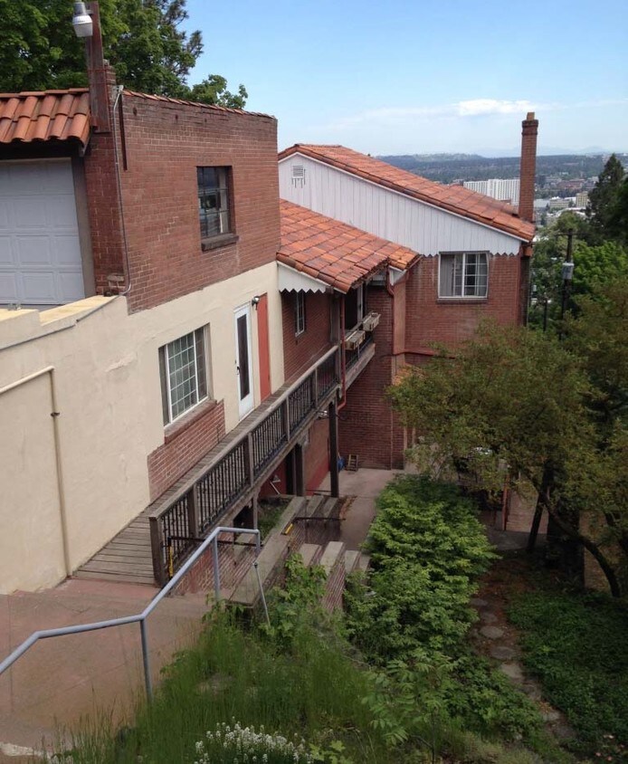 Primary Photo - 230 W Cliff Dr