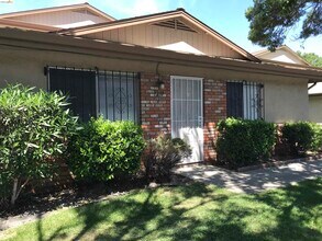 Building Photo - 1210 Sycamore Dr