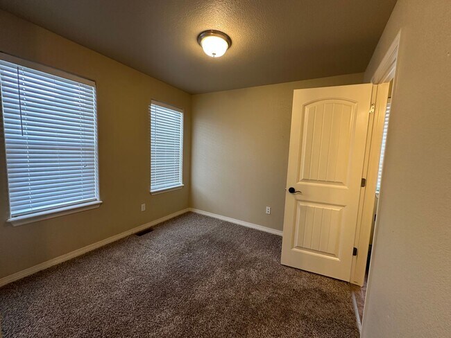 Building Photo - Beautiful 4 Bed 3 Bath in Lorson Ranch!!!