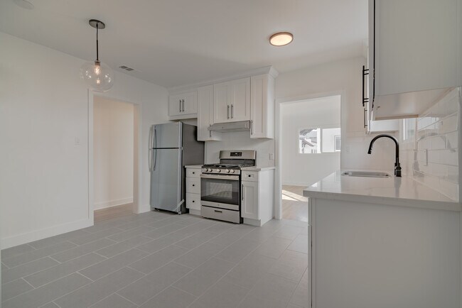 Foto del edificio - Gorgeous All New Melrose Hill Bungalow