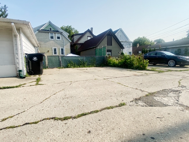 Building Photo - 3663 E Munkwitz Ave