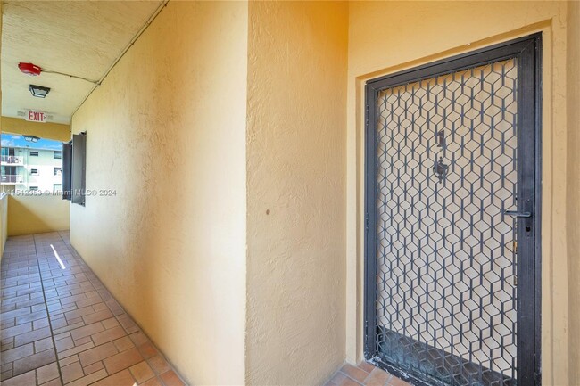 Foto del edificio - 4000 NE 168th St