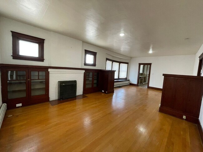 Building Photo - 1124 Lake Ave
