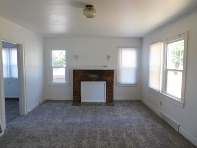 Building Photo - 4Bd/1Ba Two Story Home - For Viewing!