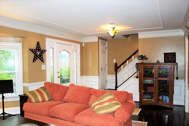 Building Photo - Classy Townhome In The Heart of Martinez-