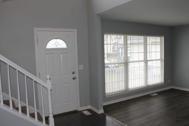 Building Photo - 1253 E Essex Ct