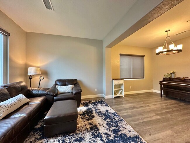 Foto del edificio - Modern Comfort in Vista: 3BR/2.5BA Rental Home with Central AC, 2-Car Garage, and Luxurious Upgra...